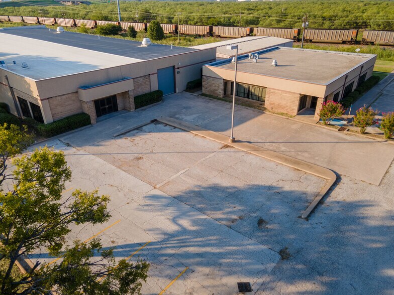 More Photos Of 2716 Commerce St, Wichita Falls Industrial For Sale
