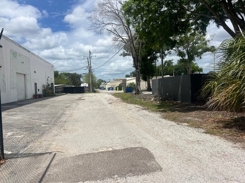 More Photos Of 7704 W Hillsborough Ave, Tampa Warehouse For Lease