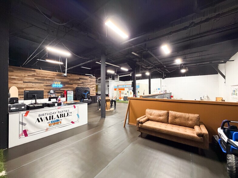 More Photos Of 47 Billard St, Meriden Showroom For Sale