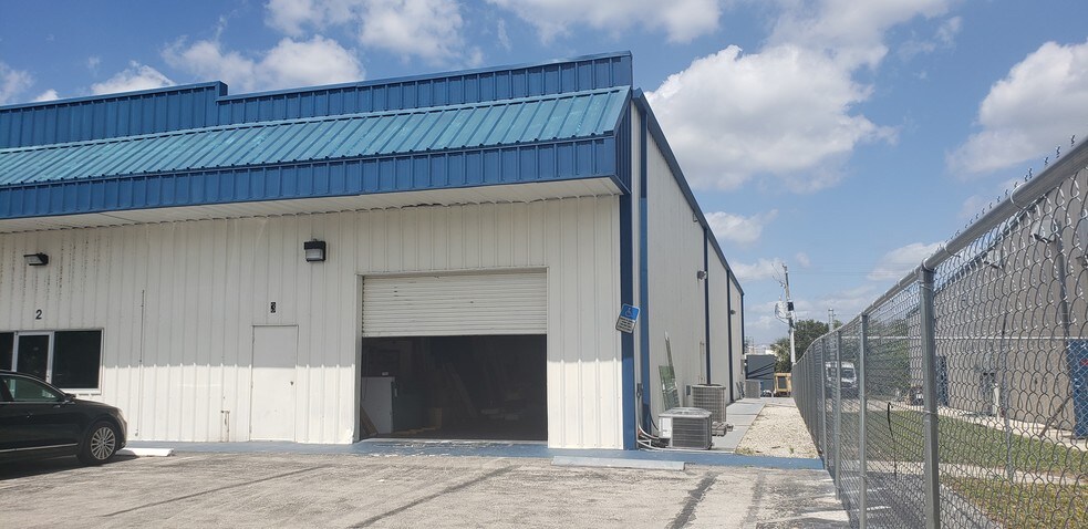 More Photos Of 5718 Corporation Cir, Fort Myers Warehouse For Lease