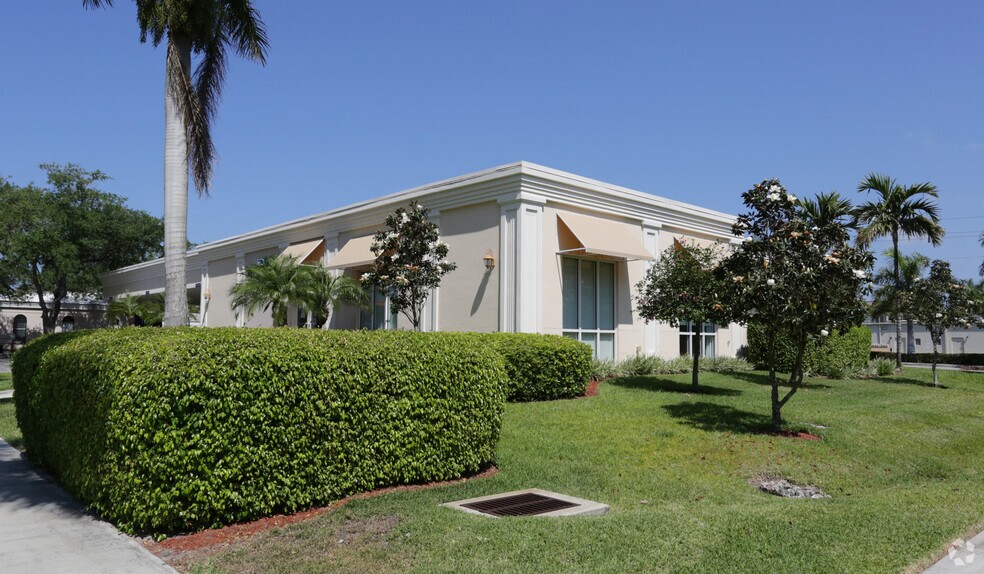 More Photos Of 385 14th Ave S, Naples Bank For Lease