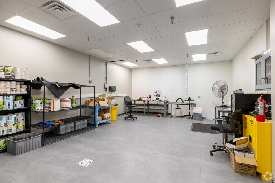 More Photos Of 1805 Riverway Dr, Pekin Distribution For Sale