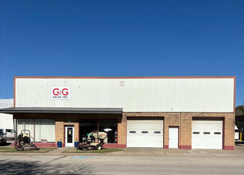 Primary Photo Of 210 W Cole St, Moundridge General Retail For Sale