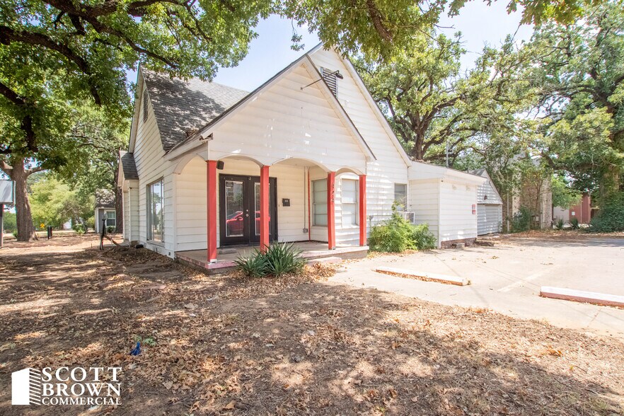 Primary Photo Of 424 Bryan St, Denton Restaurant For Sale