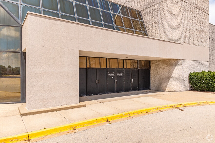 More Photos Of 3340 Mall Loop Dr, Joliet Department Store For Sale