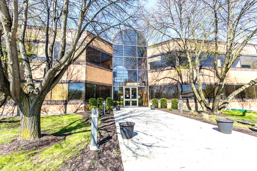 More Photos Of 1979 N Mill St, Naperville Medical For Lease