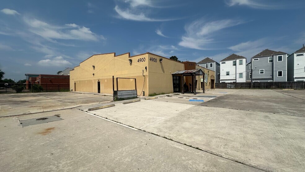 More Photos Of 4900 N Shepherd St, Houston General Retail For Lease