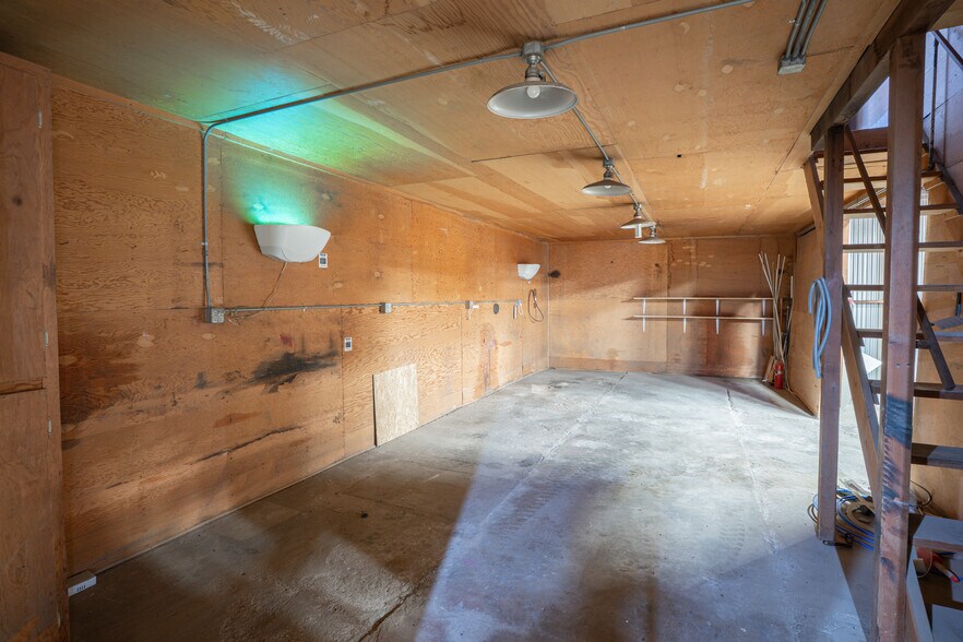 More Photos Of 319 Main St N, Kimberly Warehouse For Sale