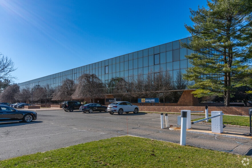 More Photos Of 300 Jericho Quadrangle, Jericho Unknown For Lease