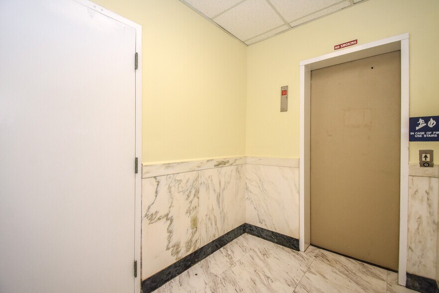 More Photos Of 82 Court Sq, Alexander City Flex For Sale