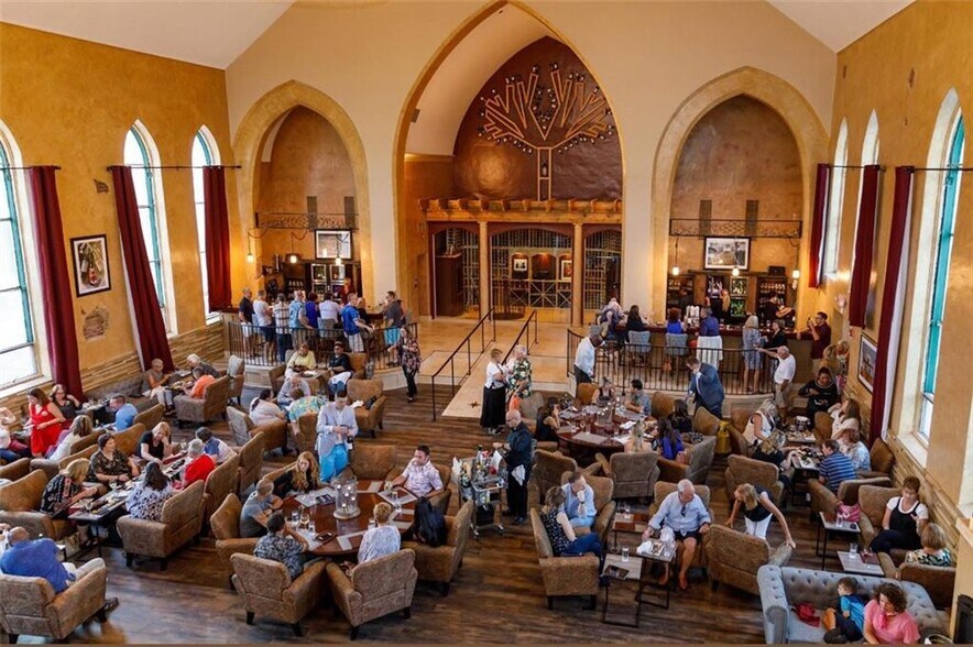 More Photos Of 211 Kenmawr Ave, Braddock Restaurant For Sale