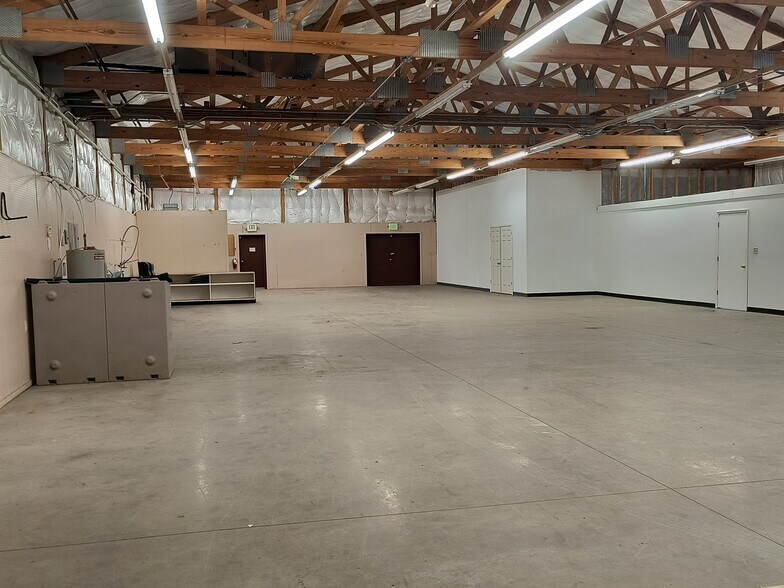 More Photos Of 1430 E Springhill Dr, Terre Haute General Retail For Lease