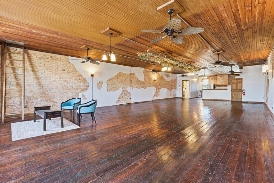 More Photos Of 132 S Main St, Woodruff Storefront Retail Office For Lease