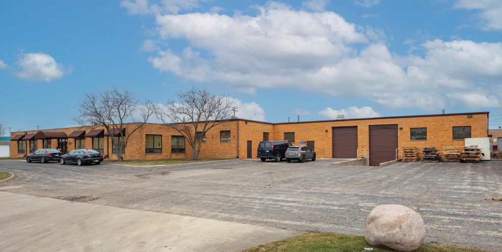 Primary Photo Of 325 W Fay Ave, Addison Warehouse For Lease