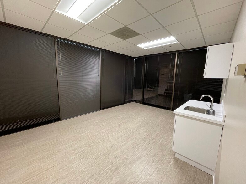 More Photos Of 60 Revere Dr, Northbrook Medical For Lease