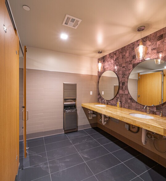 More Photos Of 4444 W Lakeside Dr, Burbank Office For Lease