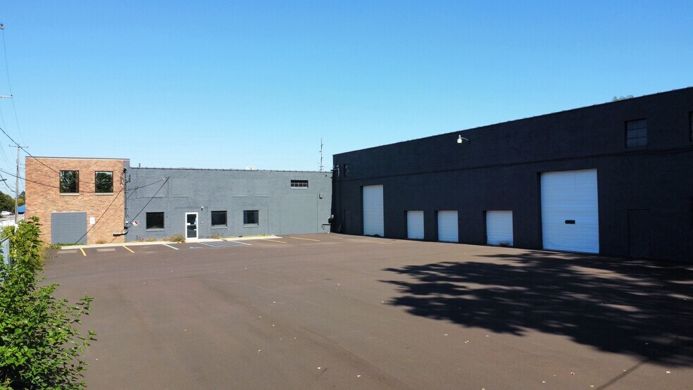 More Photos Of 1121 River St, Lansing Distribution For Lease