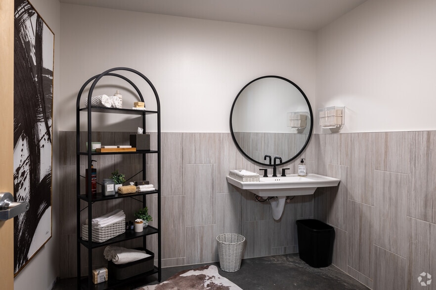 More Photos Of 5705-5765 Stables Way, Alpharetta Showroom For Sale