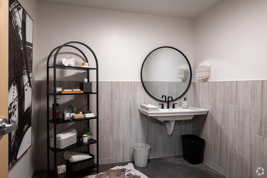 More Photos Of 5705-5765 Stables Way, Alpharetta Showroom For Lease