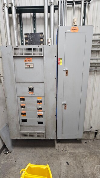 More Photos Of 1180 Atlantic Dr, West Chicago Warehouse For Lease