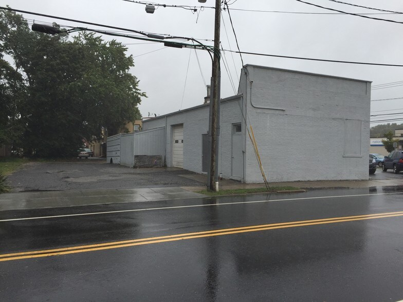 More Photos Of 445 E Main St, Patchogue Service Station For Lease