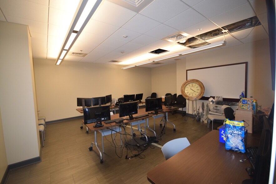 More Photos Of 5 Statehouse Plz, Little Rock Office For Sale