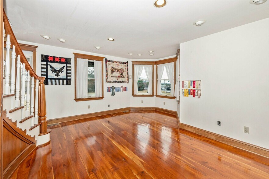 More Photos Of 806 Park Ave, Mount Airy Office For Sale