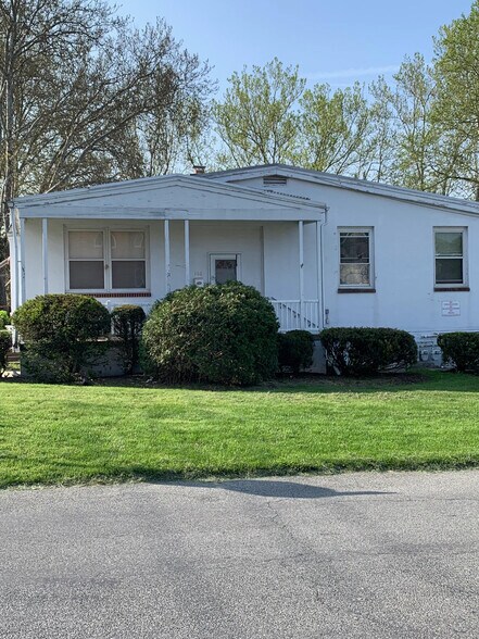 More Photos Of 160 S Poplar St, Elizabethtown Showroom For Lease