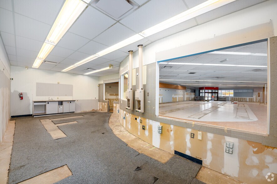 More Photos Of 4635 S Capitol St SW, Washington Drugstore For Lease