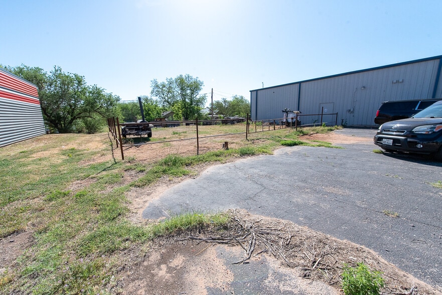 More Photos Of 1211 Lamar St, Sweetwater Flex For Sale