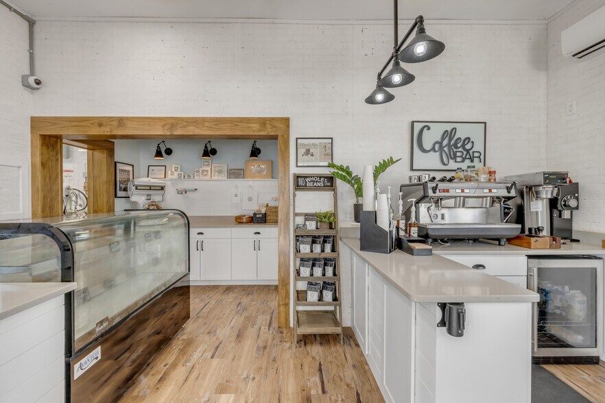 More Photos Of 218 N Orange St, New Smyrna Beach Freestanding For Sale