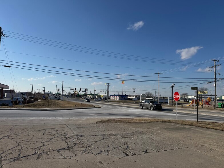 More Photos Of 1325 W South St, Lebanon Storefront For Lease