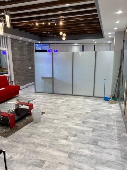 More Photos Of 111-11 Jamaica Ave, Richmond Hill Storefront For Lease