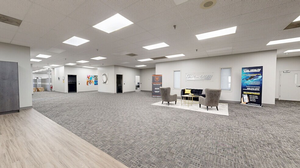 More Photos Of 1805 Riverway Dr, Pekin Distribution For Sale