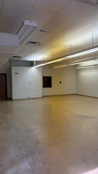 More Photos Of 400 Lincoln Ave, Hatboro Light Distribution For Lease