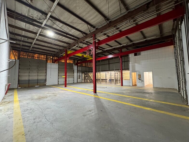 More Photos Of 9182 S US Highway 79, Palestine Service For Lease