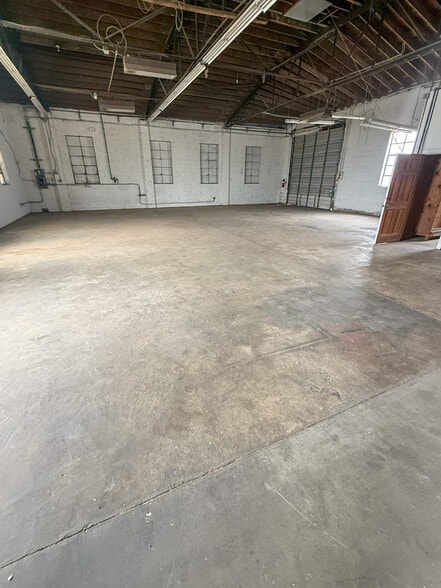 More Photos Of 512 Pershing Rd, Raleigh Warehouse For Lease
