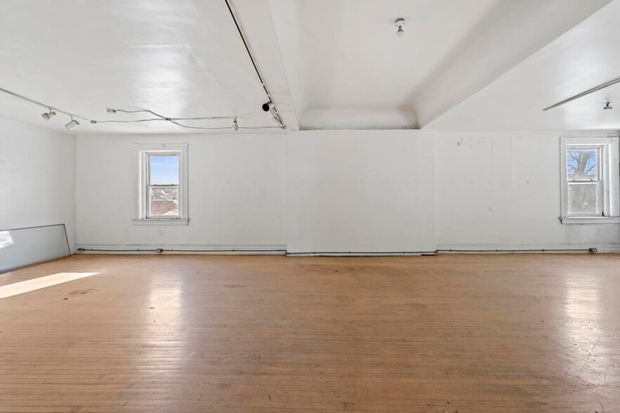 More Photos Of 24 E 3rd St, Newport Bar For Sale