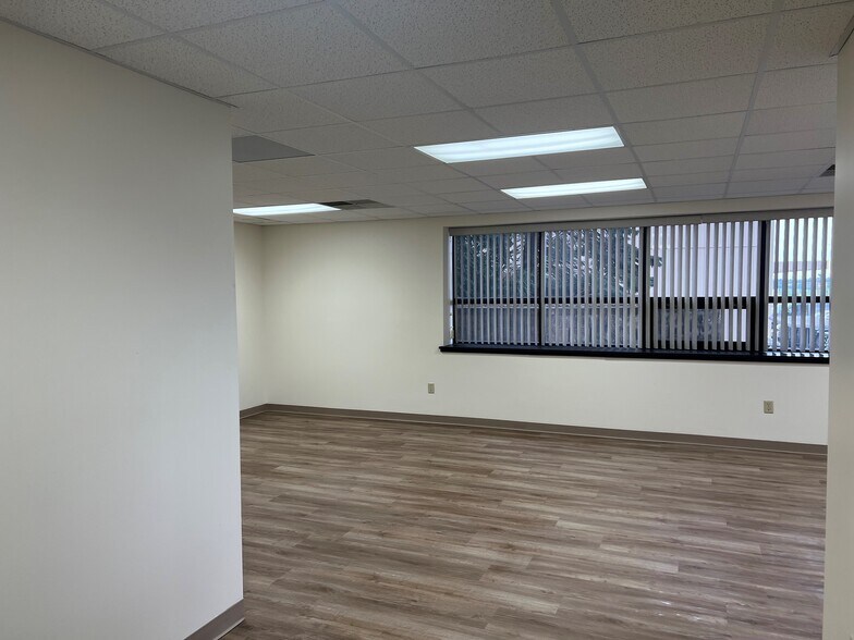 More Photos Of 21140 W Capitol Dr, Brookfield Office For Lease