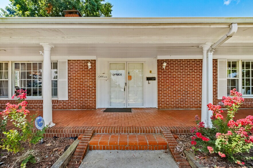 More Photos Of 1400 Locust st, Stilwell Office Residential For Sale