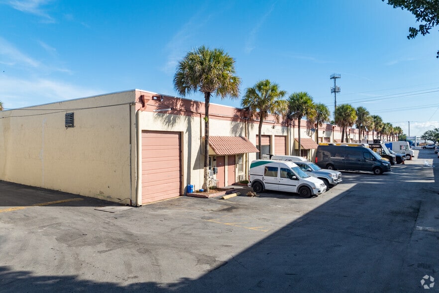 More Photos Of 9090 NW South River Dr, Miami Warehouse For Lease