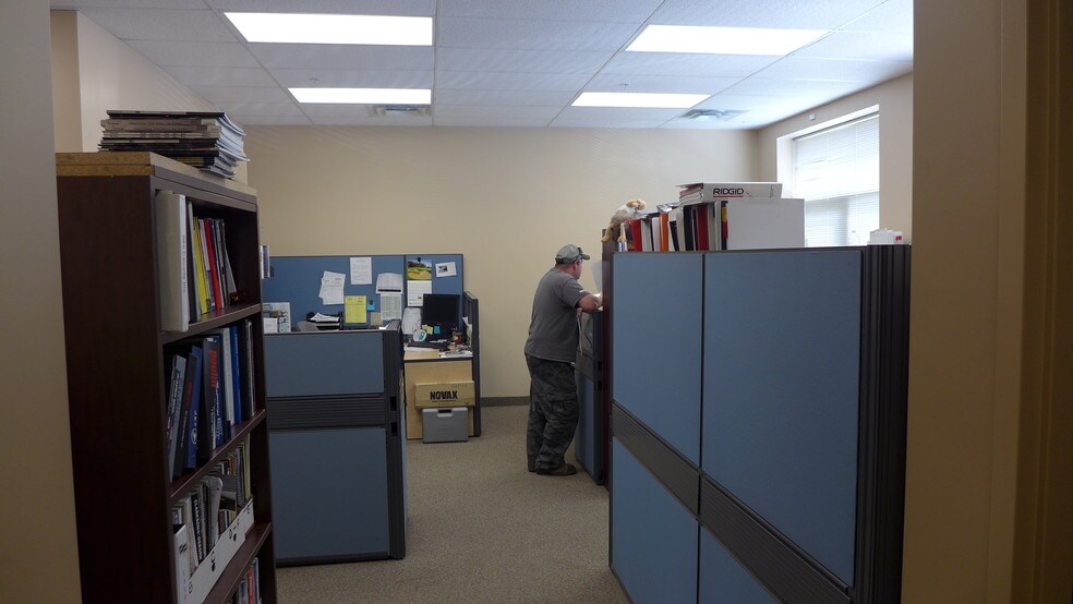 More Photos Of 33 Sinclair Blvd, Brantford Manufacturing For Lease