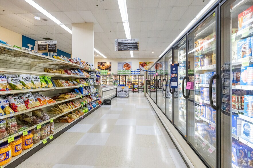 More Photos Of 690 W State St, Burlington Supermarket For Sale