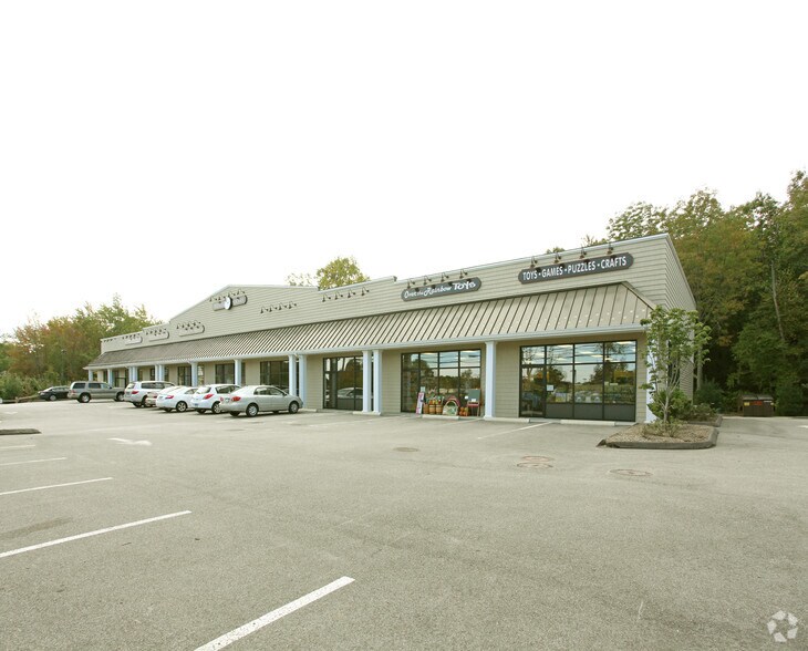 Primary Photo Of 11 N Main St, East Hampton Unknown For Lease