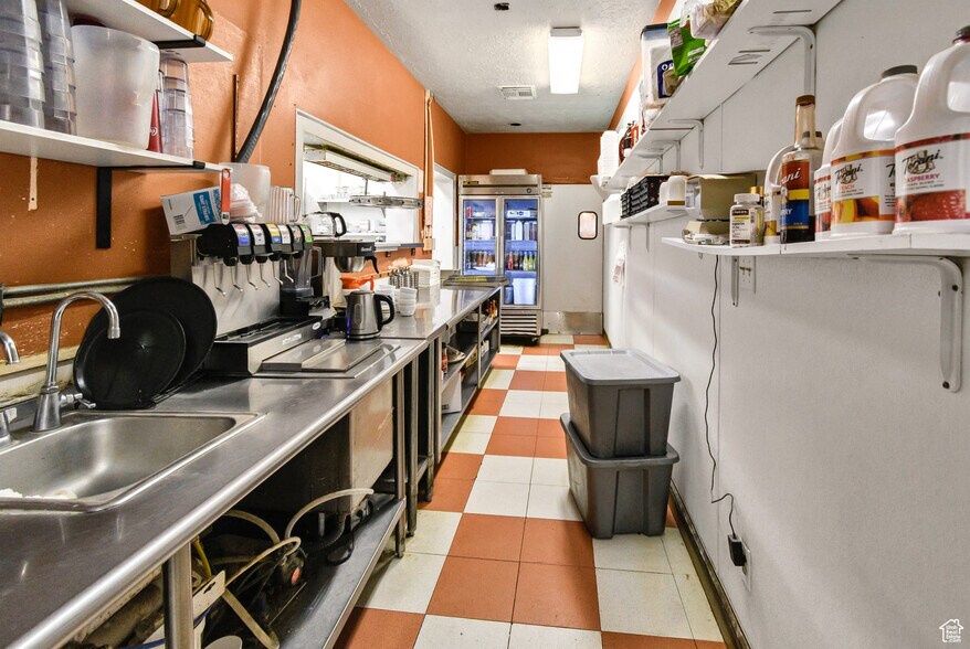 More Photos Of 1535 S State St, Salina Specialty For Sale