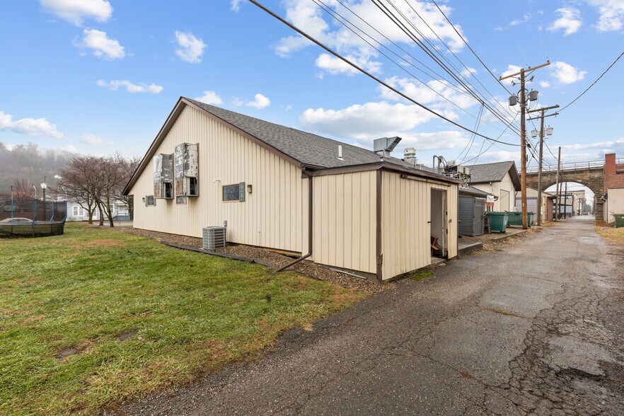 More Photos Of 3052 Belmont St, Bellaire General Retail For Sale