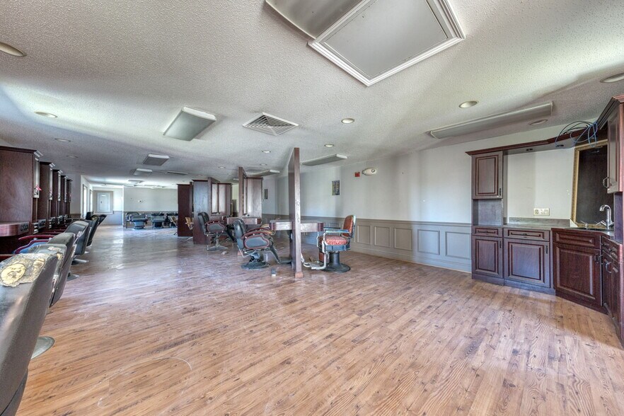 More Photos Of 2404 Main St, Hartford Storefront Retail Office For Sale