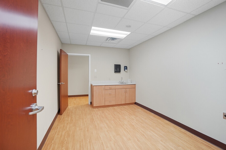 More Photos Of 916-920 W Market St, Lima Medical For Lease