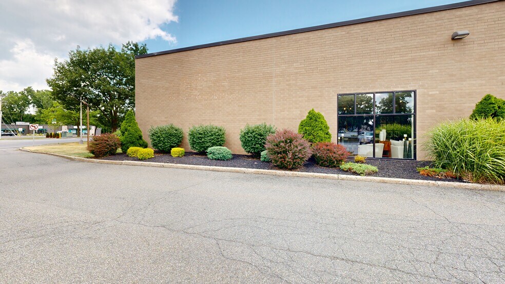 More Photos Of 151 Wolf Rd, Colonie Freestanding For Sale