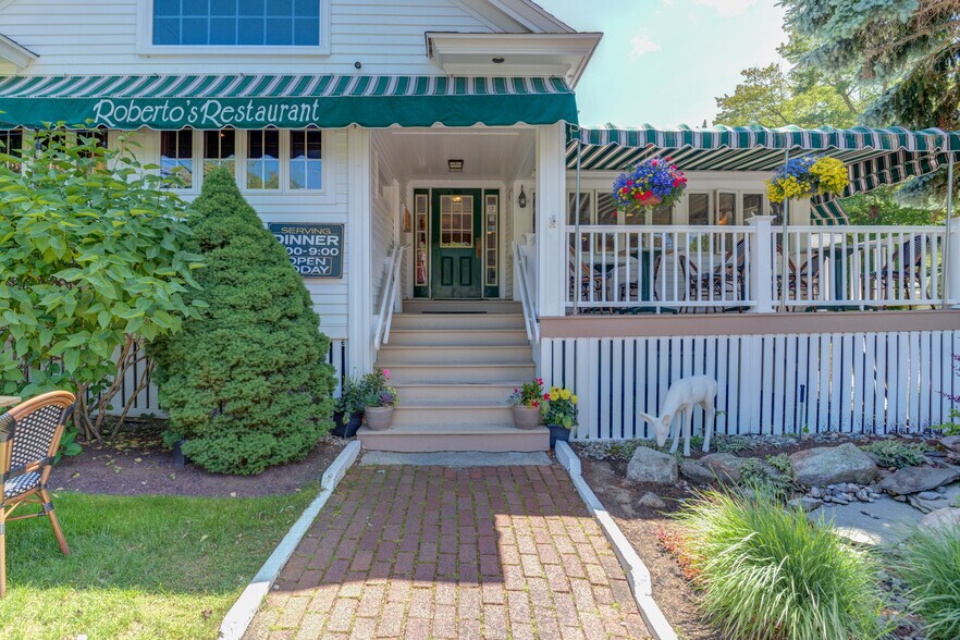 More Photos Of 200 Shore Rd, Ogunquit Restaurant For Sale